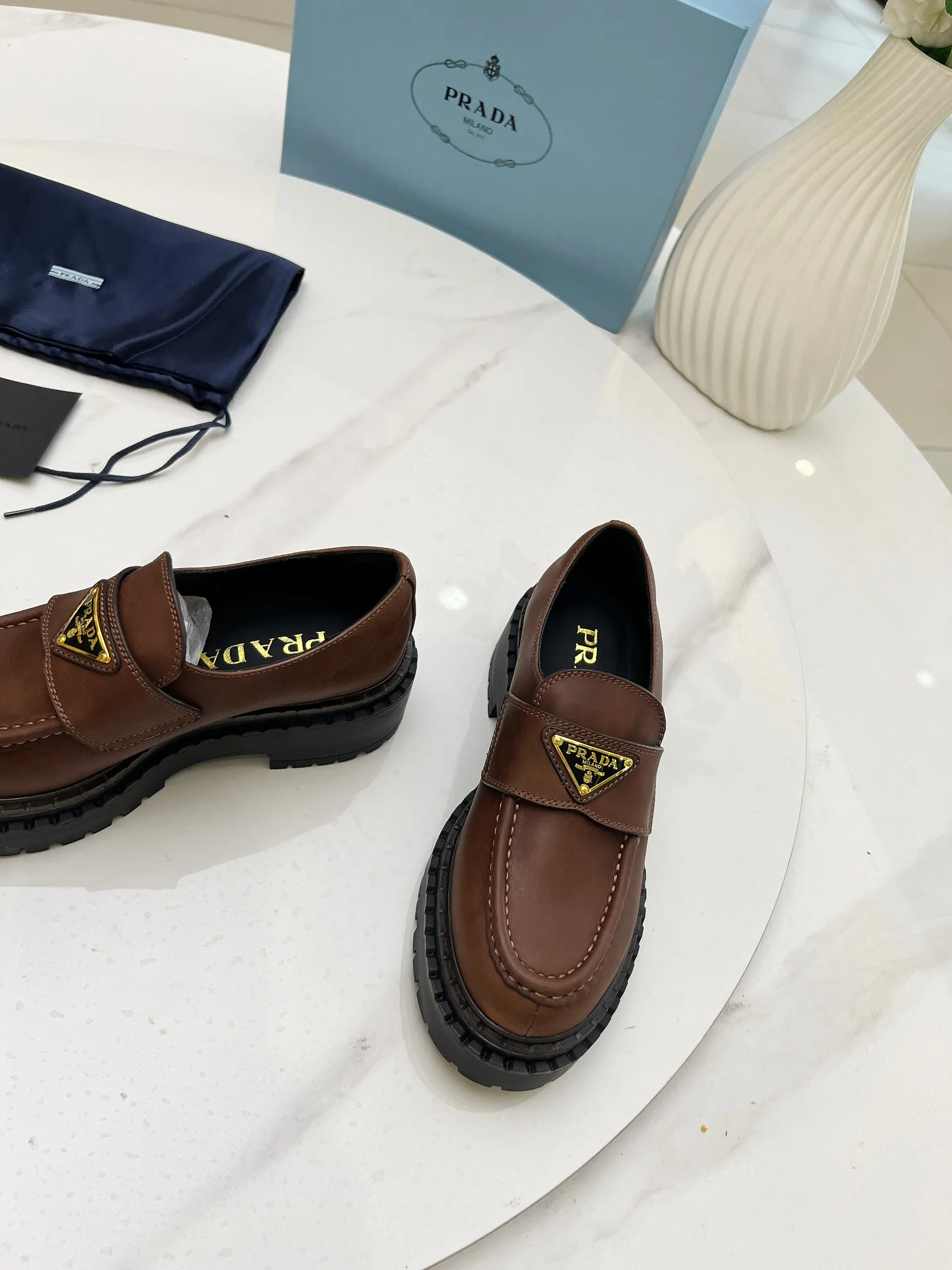 👟👟Ex-factory price 560👟👟 𝐏𝐑𝐀𝐃𝐀#Prada Thick-soled Retro Beef Tendon Triangular Loafers Fashionable Thick-soled Casual Motorcycle Loafers Unique taste, everyone loves them and they are easy to control. They are popular every year. There are also versatile classic shoe lasts that are enough to conquer you. Wear them to increase your height and leisure. It is simple and handsome on the feet. The fabric is imported calfskin, the lining of the foot pads is soft and delicate, the rubber foam original sole, the outsole height is 5CM, the standard code number: 35-40 (41 customized, non-refundable)